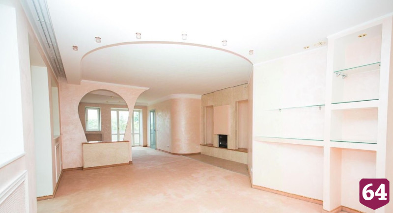 В Саратове за 81 миллион рублей продают особняк с белорусскими кедрами